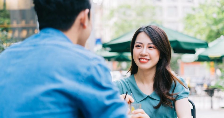 Đi xem mắt là gì? Có nên đi xem mắt qua mai mối không?