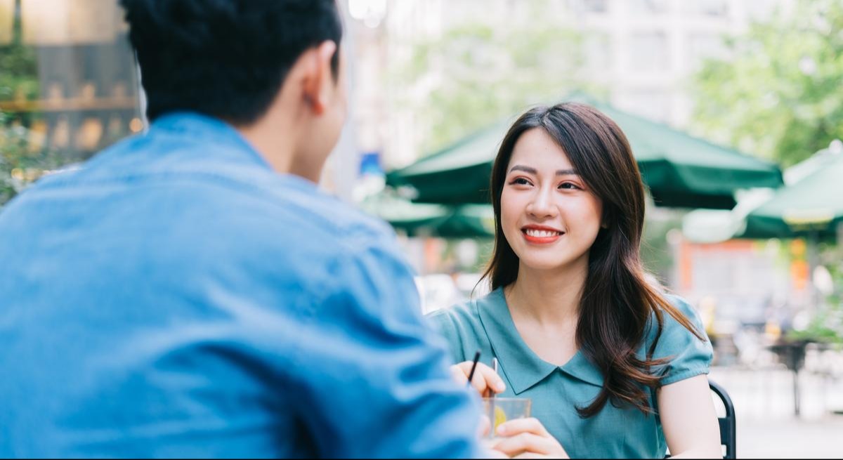 Đi xem mắt là gì? Có nên đi xem mắt qua mai mối không?