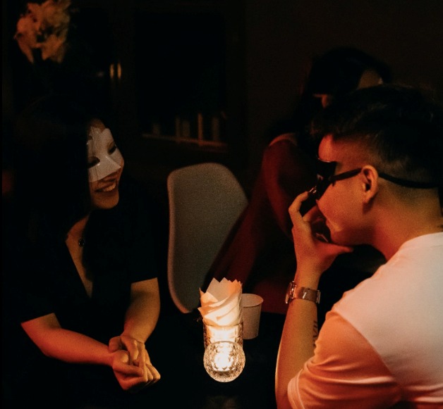 Hẹn hò giấu mặt là gì? Có nên tham gia trend hẹn hò này không?