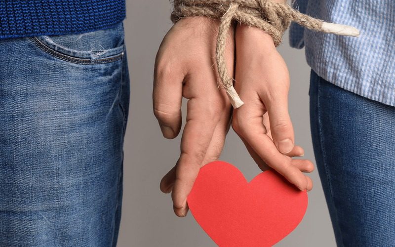 Lụy tình là gì? Vì sao người lụy khó dứt tình với người yêu cũ