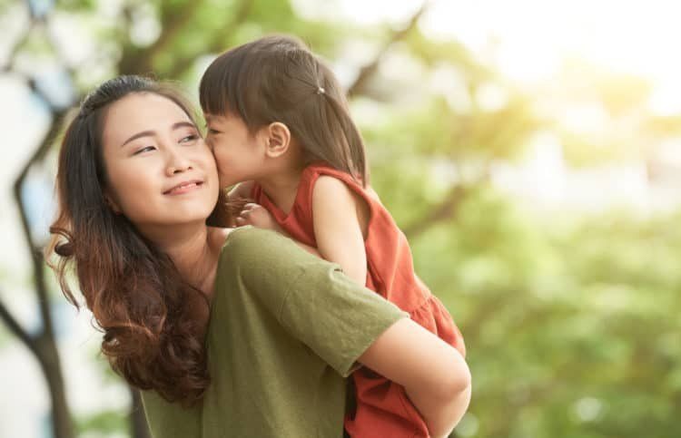 Mẹ đơn thân là gì? Có nên hẹn hò với mẹ đơn thân không?